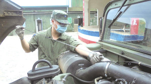 保養人員針對輕型戰術輪車檢查五油三水。(圖:何文鈞)