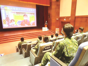 陳警員說明跟蹤騷擾防治法。(圖:鄭真)