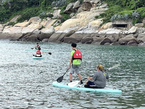 　北竿海洋文化之旅今年新增立槳活動，遊客可在塘岐馬鼻灣輕鬆下水體驗。（圖／文：陳鵬雄）
