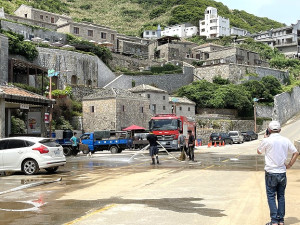 　大雨過後芹壁廣場泥沙淤積，3日上午消防車進行路面最後清洗作業。（圖／文：陳鵬雄）