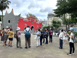 　竹美館111年走讀臺灣「島嶼啊！島語」桃園場閩東語走讀活動，陳高志引領學員在八德區大湳公有零售市場介紹馬祖節氣傳統飲食及口述大湳旅台鄉親信仰廟宇之一龍山寺典故。（圖：國立新竹生活美學館）