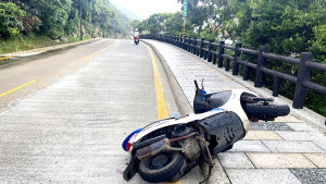 北竿一女性騎士在環島北路播音站路段自摔,經送醫包紮後已無大礙。(圖/文:陳鵬雄)