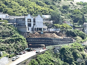 　中山國中下方坡地擋牆已填築過半高度，辦公大樓地基下陷危機也解除一大半。（圖／文：陳鵬雄）