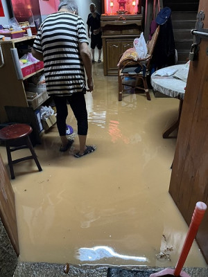 　一場大雨造成橋仔五間排歷史建築內一民宅積水嚴重，未來將規劃排水溝加以改善。（圖：五間排屋主提供）