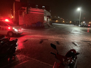 馬祖6日凌晨2小時強降雨,珠山分電廠上方山坡小坍方已進行清理;消防局、環資局凌晨出動2次排除積水。(圖:連江縣消防局、連江縣政府工務處)
