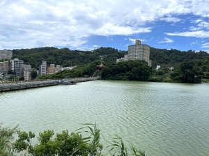 勝利水庫壩體溢流堤6日上午開始出現溢流,水庫滿水位狀態。(圖:馬祖日報)