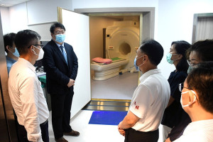 　縣醫添購醫學中心必備核磁共振掃描儀及腦中風輔助判讀軟體，邀雙和醫院影像醫學部主任呂岳勳至馬祖指導醫技護人員。（圖／文：曹重偉）