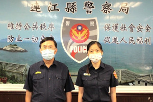 　連江縣警察局警務員劉佳嘉陞職授階，由縣警察局局長郭順德授予二線二星，肯定工作表現。（圖：連江縣警察局）