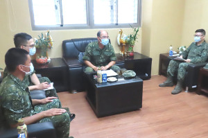 指揮官廖中將關懷常備兵役軍事訓練149梯訓員適應狀況與生活所需。(圖:吳采諺)