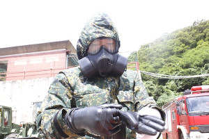 無論環境條件多麼嚴苛,化學兵都須穿著一級防護裝備,考驗官兵的體能與耐力。(圖:陳柏村)
