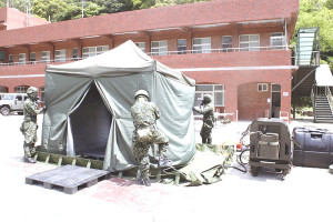 化兵排實施消毒作業訓練,提升官兵對各項操作及流程的熟稔度。(圖:陳柏村)