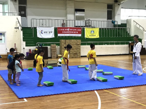 　跆拳道運動育樂營透過講解與實際操作方式，讓孩子對於跆拳道運動有更深入瞭解。（圖／文：吳嘉榮）