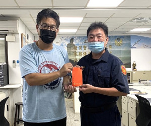 　南竿警察所薛姓員警因處理酒醉事件受傷，議員曹爾章慰問及致贈慰問金，表示支持警方針對酒後鬧事強力執法。（圖：南竿警察所）