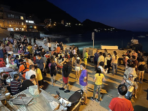 　橋仔澳口11日晚間進行今年度第一場的牽罟，吸引大批遊客前往體驗。（圖／文：陳鵬雄）