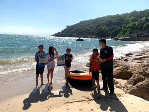 水上活動熱季來到,消防局執行111年度地區第三季水域遊憩活動安全聯合稽查,現勘南竿各沙灘海岸警示牌,救生圈等救生設施。(圖/文:曹重偉)