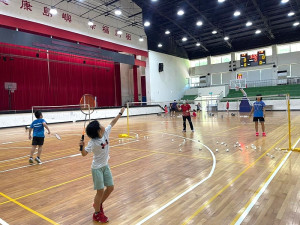 　合作金庫教練李維仁一家無償為馬祖羽球訓練站選手提供教學。（圖：羽球委員會）