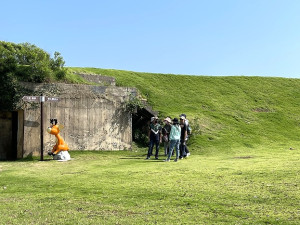 　北竿鄉公所與海大團隊現勘大坵暗空活動場地，就各項整備工作進行討論。（圖／文：陳鵬雄）