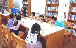 東引鄉公所推展公共圖書館提升民眾英語學習力實施計畫,歡迎社區鄉親、學生一起到圖書館就近學習英語,提升英語力。(圖:東引鄉公所)