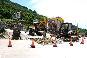 　馬祖村往清馬道出口處因路面修繕施工，開挖加上養護期間造成路面大幅縮減，提醒來往駕駛朋友密切注意。（圖／文：曹重偉）