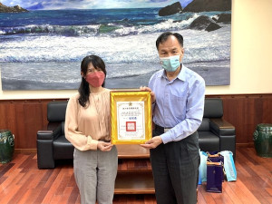 馬祖氣象站主任尤心瑜調台,縣長劉增應致贈榮譽縣民證。(圖/文:馮紹夫)