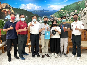 　地區「守護者聯盟2.0」提案獲2022總統盃黑客松初選，協力團隊成功大學教授蔣麗君拜訪縣府，縣長劉增應感謝其專業協助。（圖：連江縣消防局）