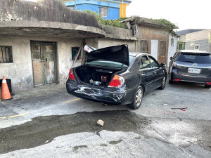 　東莒大坪村1輛遊覽空車車體突然滑動，撞擊一旁車輛後衝至民宅牆旁及水管，所幸無人傷亡。（圖／文：蔡夢玲）