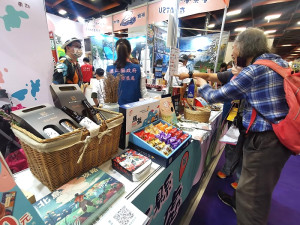 　2022台北國際夏季旅展15日至18日於世貿一館盛大舉辦，馬祖形象攤位熱鬧滾滾、人潮不斷。（圖：連江縣政府）