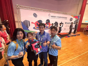 111年全中運,馬祖角力選手鄭浩倫(左3)獲高中男子組希羅式第二級60公斤金牌暨蔡宇庭奪下國中女子組第三級46公斤銅牌佳績。(圖:連江縣政府教育處)