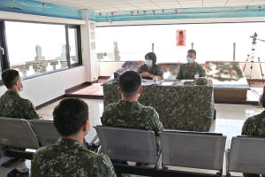 政戰主任蒞臨指導,並與幹部分享工作經驗。(圖:馬武群)