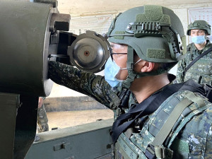 副砲長潘中士演練將發射藥包塞入砲膛中。(圖:吳宗儒)