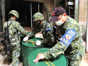 補給連官兵於復興坑道油池實施油料轉囤作業。(圖:林政宗)