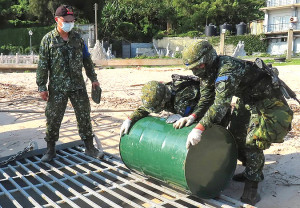 補給連官兵實施油桶搬運作業。(圖:林政宇)