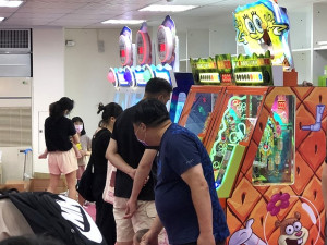 凝聚人氣與相互磁吸效果,南竿承鮮捷商場遊樂園16日開張,初期引進許多遊戲框體,試玩時期親子們玩得不亦樂乎。(圖/文:曹重偉)