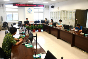 　指揮中心18日召開第169次防疫會議，公布新增22名確診，案例分布南竿鄉17例、北竿鄉4例、東引鄉1例，已有1676名病患康復。（圖／文：曹重偉）