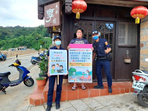 旅遊旺季到,散客多採租車自由行,因路況、標示不熟,導致交通違規及事故發生件數提升,南所近期強化與遊客、業者橫向聯繫。(圖:南竿警察所)
