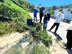 副議長周瑞國邀環資局等單位就塘岐及橋仔污水排放改善現勘。(圖:副議長周瑞國服務處)