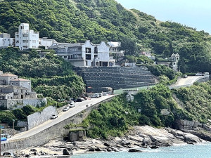 　中山國中下方邊坡加勁擋土牆已施作完成，辦公大樓地基下陷危機可望解除。（圖／文：陳鵬雄）