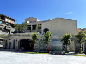 　耗時3年，塘岐國小全新教學大樓完成興建，師生新學期可望重回學校上課。（圖／文：陳鵬雄）