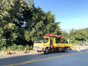 　中央大道雲台山附近人行道工程20日傍晚施工不慎挖損中華電信線路，中華電信展開搶修。（圖／文：馮紹夫）