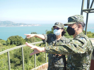 龔主任視導據點各陣地戰備整備情形。(圖:何文鈞)