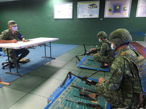 南竿守備大隊步兵連官兵實施班用機槍測驗課程。(圖:連苡淞)