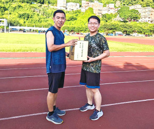 王營長表揚步一連榮獲第一名並頒發禮品。(圖:陳凱煜)
