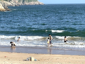 　天氣越來越熱，北竿沙灘戲水人潮持續增加。（圖／文：陳鵬雄）