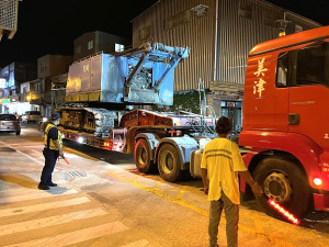 　北竿史上最大型板車拖載吊車由白沙到后澳，警方全程實施交管以維安全。（圖／文：陳鵬雄）