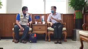 縣長劉增應26日頒贈榮譽縣民證給前台北市野鳥學會理事長阮錦松,表彰他對燕鷗保育的付出與貢獻。(圖:產發處)