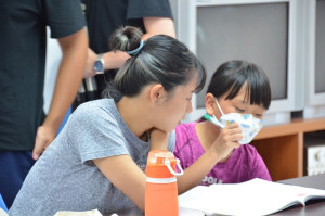 國立臺灣海洋大學偕同國防醫學院27日在中山國中舉辦醫馬當先暑期營隊,寓教於樂方式帶給學生不一樣的營隊體驗。(圖:國立臺灣海洋大學)