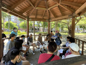 竹美館閱讀閩東語桃園最終場24日走讀了解馬祖擺暝文化課程,由旅桃教師劉玉蓮引領學員講解。(圖:國立新竹美學館)