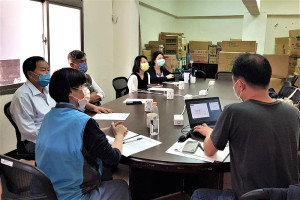 　衛生福利局簡報東引鄉小規模多機能服務中心新建工程基礎設計規劃進度，議長張永江、東引鄉長林德建等人到場聆聽。（圖：衛福局）