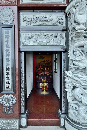 　東引白馬尊王廟，外牆鋪貼精美石雕及增設龍柱，整體景觀煥然一新。（圖／文：陳其敏）