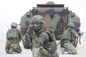南竿守備大隊機步連官兵於灘岸執行接敵作戰演練。(圖:程婉琳)
